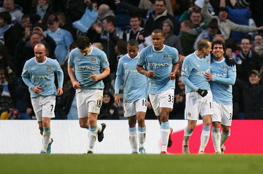 皇马3000万中卫重伤4个月！阿隆索哭晕：生死战后防6将养伤+2人染红