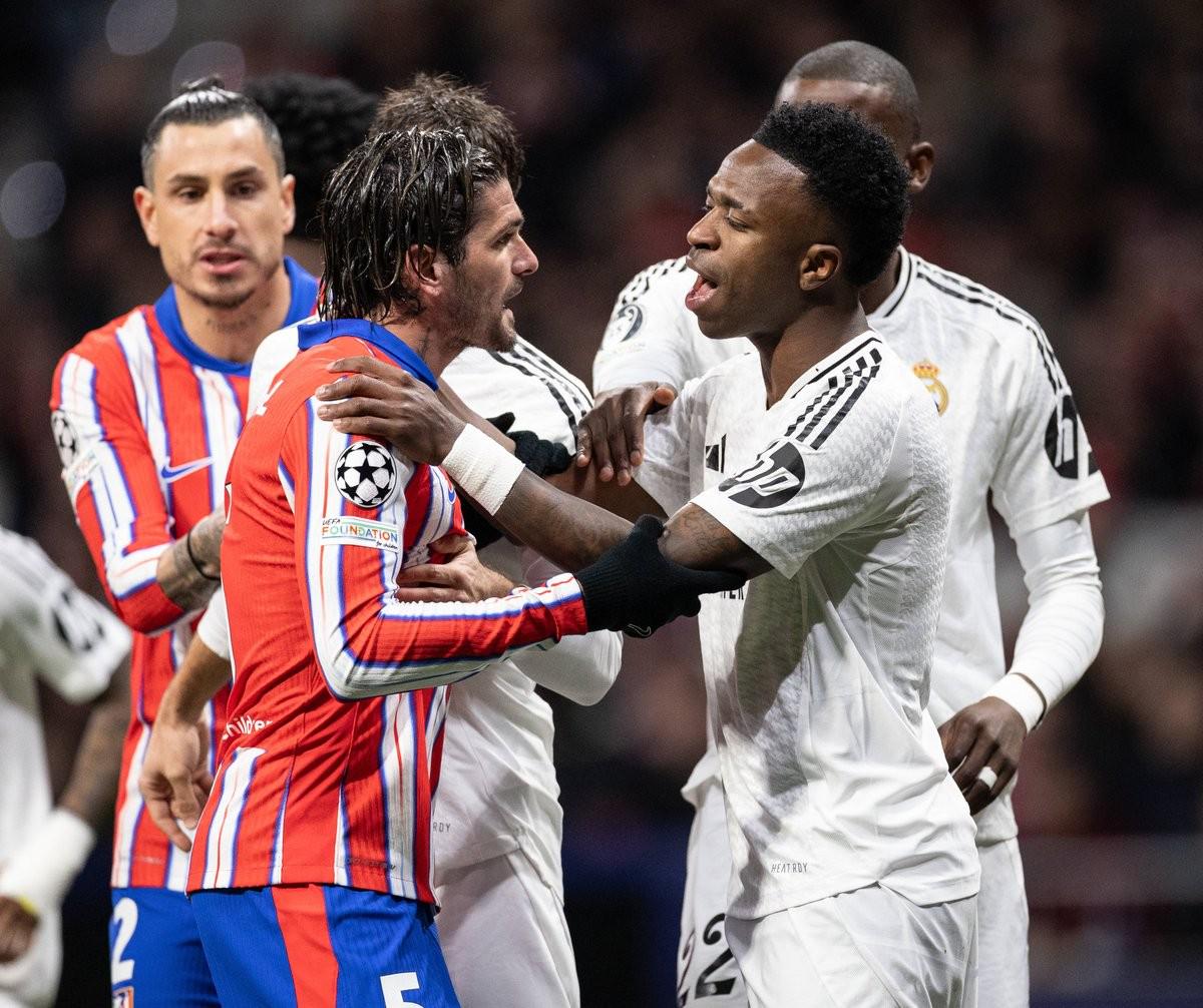 杨阿力意外受伤，防守塔克时受伤情况引关注（杨阿力防守塔克时不慎受伤，伤情备受关注）